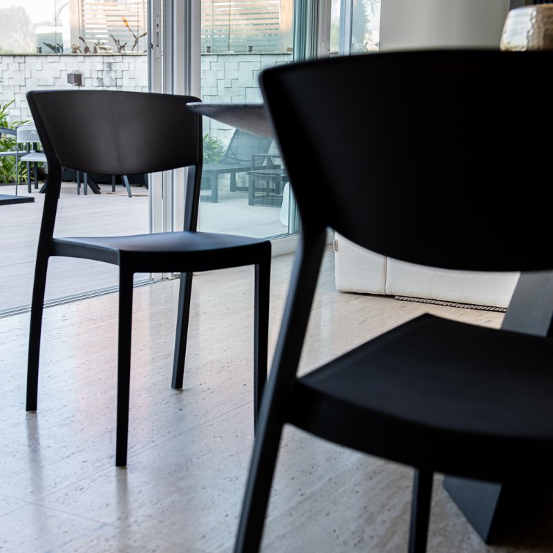 Cadeira Oui I'M IN HOME, design de Guto Índio da Costa para lounges e restaurantes