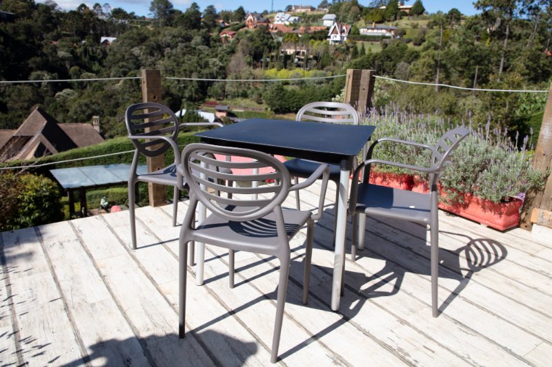 Mesa Atto I'M IN HOME com tampo ratan para 4, 6 e 8 lugares